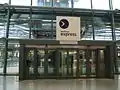 エントランスはヒースロー・エクスプレスが到着する場所に隣接している。