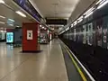 東へ向かうプラットホームを西から見る