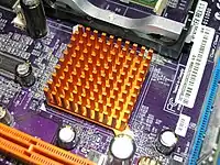 マザーボード上のヒートシンク