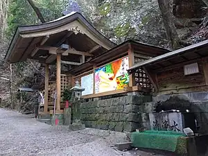 蛇岩神社の手水舎と拝殿