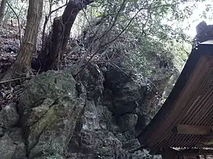蛇岩神社拝殿の背後にある蛇岩