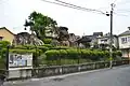 遠景墳丘封土は失われ、石室が露出する。