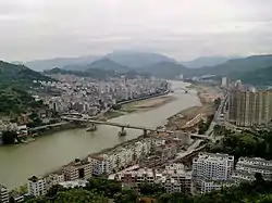甌江が流れる市街地