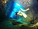 デッキを泳ぐダイバー