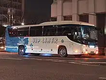 平成エンタープライズが催行・運行する「VIPライナー」（日野・セレガ）