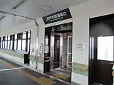 人道橋上にある駅入口
