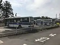 平和台にあるバス駐車場で待機中のバス
