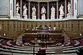 本会議場の議長席、理事席、演壇