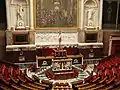 本会議場の議長席と演壇