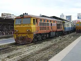 旧塗装の4225号機バンコク（フワランポーン駅）にて