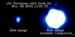 ケック天文台が補償光学で撮影したヘルミオネと衛星（左）、2003年12月6日撮影