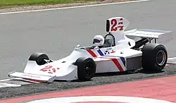 308。スポーツカーウィングとフォーミュラカーのウィングの両方を装着している。