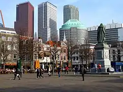 デン・ハーグの高層ビル群及びウィレム1世像