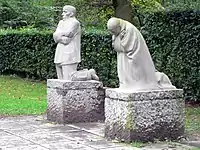ケーテ・コルヴィッツ作『The Grieving Parents（悲嘆に暮れる両親）』1932年。（息子ピーターに向けた）第一次世界大戦追悼碑、フラトスロ ドイツ戦争墓地