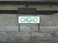 日比谷線の各駅に設置されている、5扉車のみが該当する乗車位置標識（入谷駅）