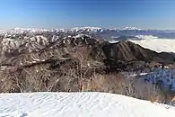 北側の眺望遠景は富山県との県境の飛騨高地、左から三ヶ辻山、金剛堂山、白木峰