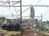 構内(伊勢治田駅寄りの踏切から。奥の建物がセメント工場)