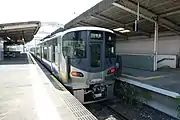 プラットホーム。右側はかつての降車ホームであり現在は閉鎖されている。(2019年5月)