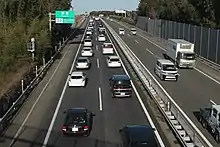 画像左:伊勢湾岸自動車道と新名神高速道路がそれぞれ連結したことによって渋滞が慢性化した東名阪自動車道（鈴鹿IC付近）。画像右:飛島IC豊田方面からの出口は2009年10月以降、渋滞緩和のため飛島ふ頭方面（左折専用）と国道302号方面に分離された。