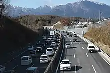 画像左 :新名神と接続する亀山JCT付近の渋滞画像右 : 四日市IC - 鈴鹿IC間における下り線側の渋滞。路線は一部区間で暫定3車線化された。