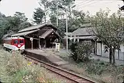 東下津井駅に停車中の赤いクレパス号（1990年）