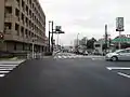 東府中駅東交差点。旧甲州街道と交差する。先に、京王線のトンネルが見える。