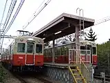 東鳴尾駅にて、交換する列車。（2008年）