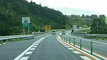 新田原基地付近にある「わき見注意」の標識（宮崎県児湯郡新富町）