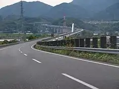 大分宮河内IC付近。奥の橋は大野川橋。（大分県大分市）