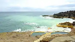 湯船と海に流れ出る温泉水