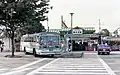 橋上駅舎化以前の駅舎と西武バス(1981年8月)