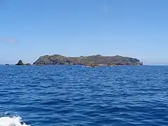 西側から東島を撮影(小笠原村)