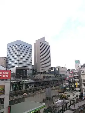 中央が高さ94mの「第一生命東戸塚教育センター新館」、第35回BCS賞受賞。左側は「東戸塚ウエストビル」