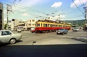 東山三条交差点から東山三条駅方面。京阪80型が当駅に停車中。左側に京都市電東山線の列車が写る