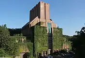 緑橋換気所(千種区天白町)。斜めの欠取り部から空気を取り込み(送気)、屋上から排気する。壁はヘデラで覆われている。
