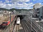 東山トンネル西口(近景)東海道本線貨物列車とすれ違う新幹線車両
