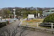 当初は東山動植物園の正門付近を高架で横断、奥の緑地を超えて広小路通に合流する計画だったが景観面から反対意見が出た（右手が正門）
