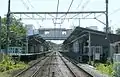 大船方の踏切からホームを望む(2012年5月)