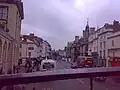 東向きに捉えたザ・クイーンズ・カレッジ入口近くのハイ・ストリート。