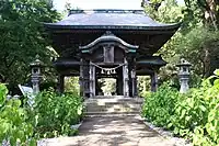 南大門別名・日暮し門。元和9年(1623年)に再建されたが、現存する門は明治3年(1870年)の建立。この門の先で、道は西門へ向かう参道と勅使道に分かれる。