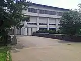 大手門跡に当る日出小学校校門土橋が現存し、両サイドに蒲鉾塀が現存する