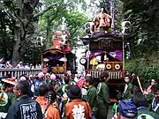 赤坂氷川神社祭礼、鉾台型山車（2010年9月18日撮影）。右側は「猩々」の山車、旧傳馬町一丁目、現赤坂表一二町会。左側は「翁」の山車、旧傳馬町一丁目、現伝馬町町会。