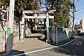 西側鳥居、右遠方に西新宿の高層ビル群