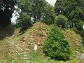 疋壇城本丸跡への階段（南西隅）