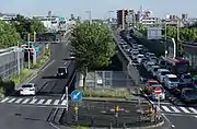 国道302号に接続（左奥に入口、右奥に出口）。