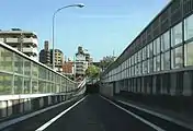 トールゲート通過後、高架橋を下って地下に入る。