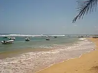 ビーチ付近の釣り船