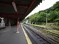 駅構内の様子 駅舎側ホームより島式ホームをのぞむ （2015年5月）