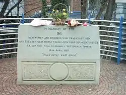 スタジアム内にあるヒルズボロの悲劇の祈念碑。銘は「悲劇的な死を迎えた96人の男女そして子供たちと、その人生を決定的に変えられてしまった無数の人々のことを忘れない為に。」