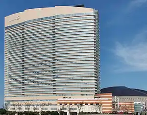 ヒルトン福岡シーホーク(左)と福岡PayPayドーム